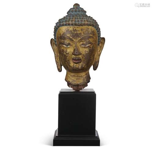 TÊTE DE BOUDDHA EN BRONZE DORÉ À FROIDTIBET, XVÈME SIÈCLE OU...