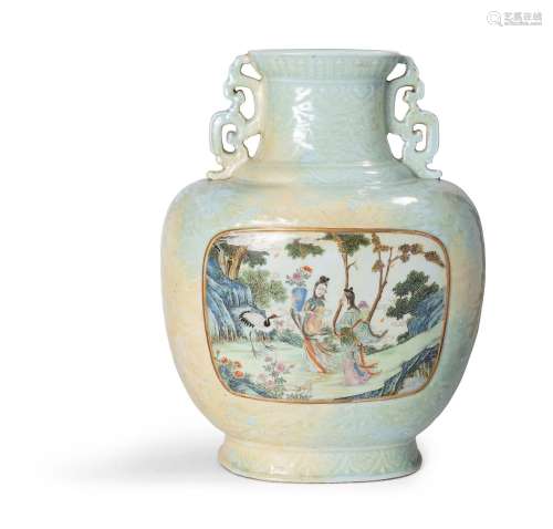 Chine, XVIIIe siècle<br />
Vase en porcelaine de forme hu, à...