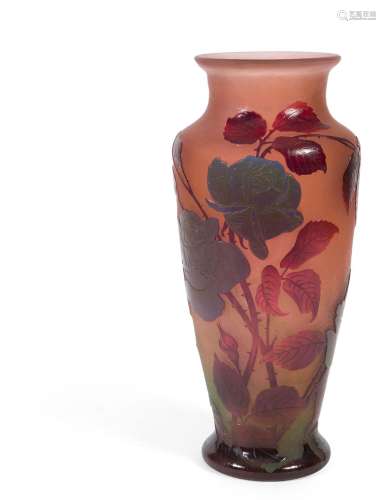 MULLER FRERES. LUNEVILLE<br />
Vase en verre camé dégagé à l...