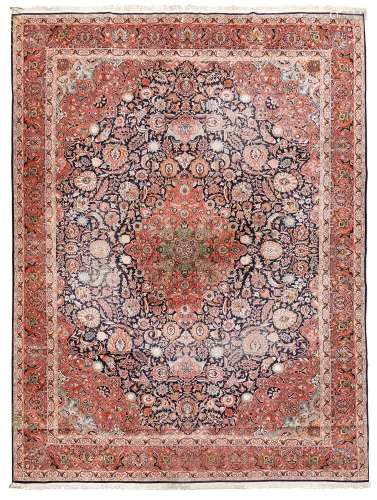 Tapis persan<br />
Médaillon rouge et bleu sur fond rouge<br...