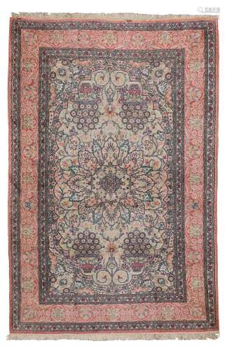 Tapis Iran<br />
Médaillon et vase de fleurs sur fond beige<...