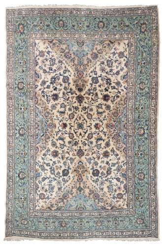 Tapis Iran<br />
Médaillon beige à décor de rinceaux sur fon...