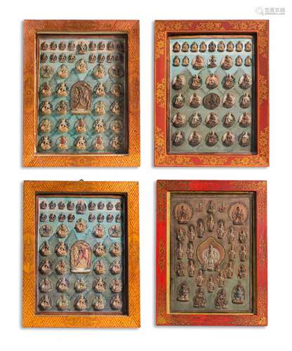 QUATRE PANNEAUX CONTENANT DES TSATSAS MINIATURES MONGOLIE, X...