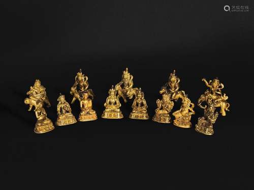 ENSEMBLE DE TREIZE FIGURINES DE DIVINITÉS ET BODHISATTVAS EN...