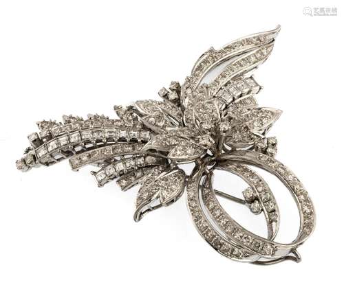 BEAUTIFUL PLATINUM BROOCH WITH DIAMONDS