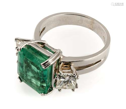 MAGNIFICENT WHITE GOLD RING WITH EMERALD AND DIAMONDS