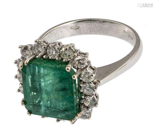 WHITE GOLD RING WITH EMERALD AND DIAMONDS