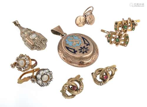 FOUR PAIRS OF EARRINGS AND TWO PENDANTS IN GOLD WITH SAPPHIR...