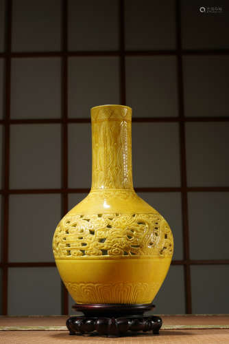 焦黃釉鏤雕雲龍紋天球瓶