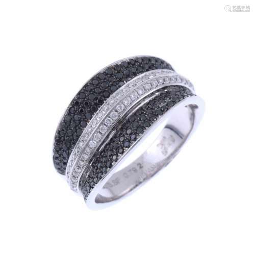 WAVY RING WITH BLACK AND WHITE DIAMONDS.