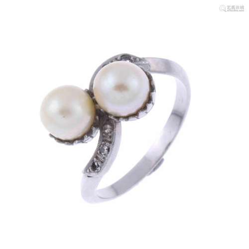 1950`S RING WITH DOUBLE PEARL.