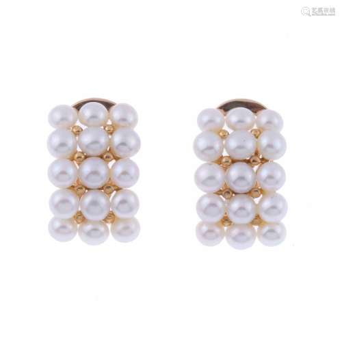 EARRINGS WITH PEARLS.