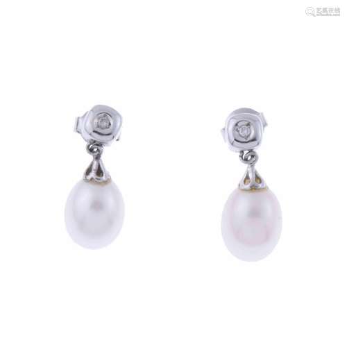 LONG EARRINGS WITH DIAMONDS AND PEARL.