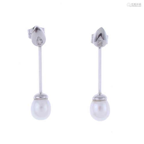 LONG EARRINGS WITH PEARL.