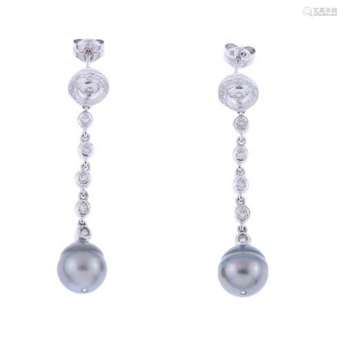 LONG EARRINGS WITH DIAMONDS AND TAHITI PEARL.