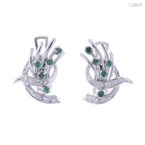 BOW-SHAPED EARRINGS WITH DIAMONDS AND EMERALDS.