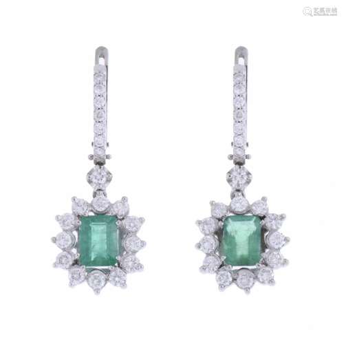 LONG EARRINGS WITH DIAMONDS AND EMERALDS.