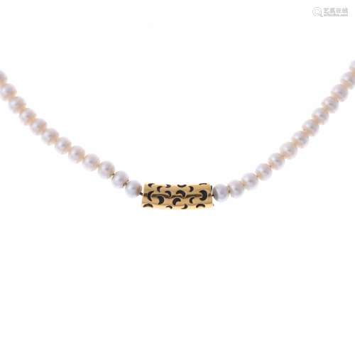 FRESHWATER PEARLS NECKLACE.