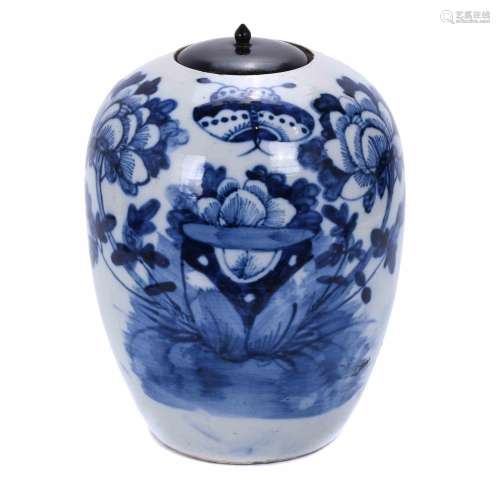 CHINESE JAR, EARLY 20TH CENTURY.