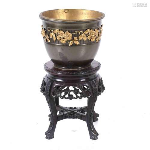 SMALL CHINESE PEDESTAL OR SMALL TABLE, 20TH CENTURY.