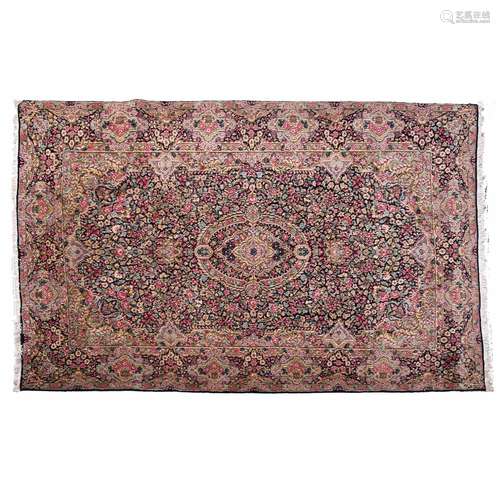 LARGE CHINESE CARPET WITH FLORAL PATTERNS, 20TH CENTURY.