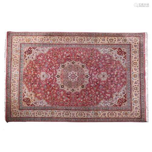 LARGE CHINESE CARPET IN ROSE TONES, 20TH CENTURY.