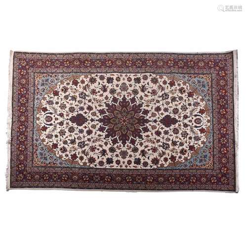 IRANIAN CARPET WITH FLORAL DECORATION, 20TH CENTURY.