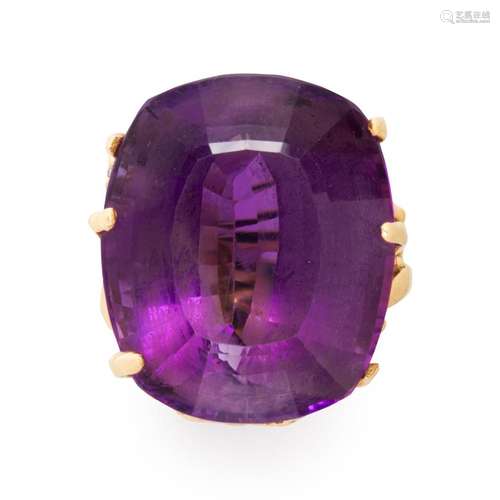 An amethyst and fourteen karat gold ring