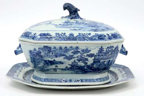 18th Cent. Chinese set of lidded tureen and its ma…