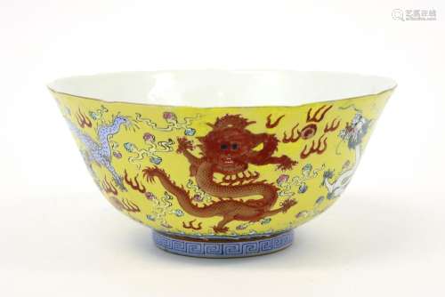 Chinese bowl in marked porcelain with a dragons de…