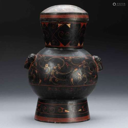 The pot is painted with gold  from the Qing Dynasty