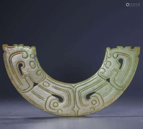 Jade huang with carved dragon pattern from the Qing Dynasty