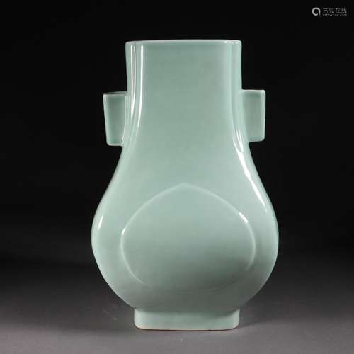 Bean-green glaze amphorae from the Qing dynasty