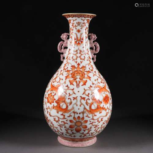 Alum and gold flower-patterned amphora from  the Qing dynast...