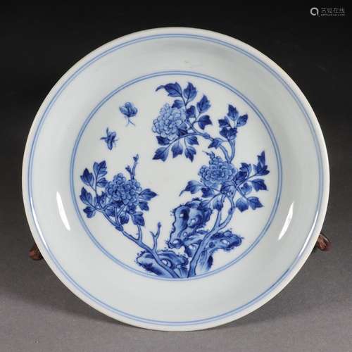 Blue and white flower pattern plate from  the Qing dynasty