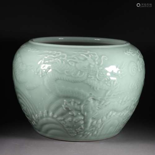 Sea water dragon vase with green bean glaze from the Qing dy...