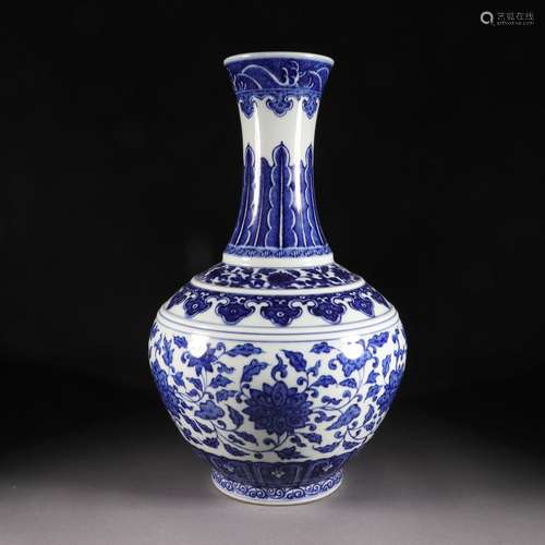 Blue and white flower pattern vase