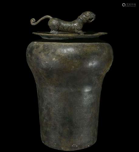 A BRONZE FOOD VESSEL AND COVER.EASTERN ZHOU PERIOD