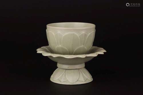 A CELADON-GLAZED BOWL.NORTHERN SONG PERIOD
