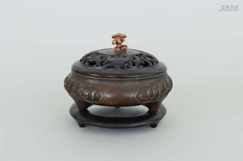 A BRONZE TRIPOD CENSER AND COVER.MARK OF XUANDE