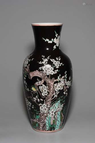 A BLACK-GROUND WUCAI VASE.MARK OF KANGXI