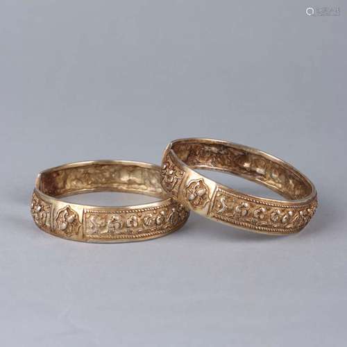 A PAIR OF GILT-SILVER BANGLE.MING DYNASTY