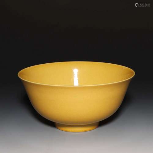 A YELLOW-GLAZED BOWL.MARK OF KANGXI