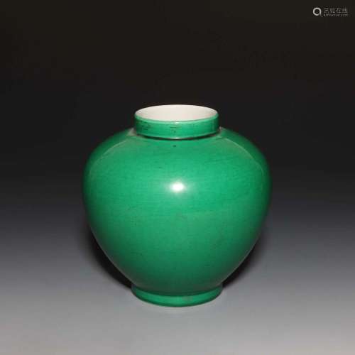 A GREEN-GLAZED JAR.MARK OF KANGXI