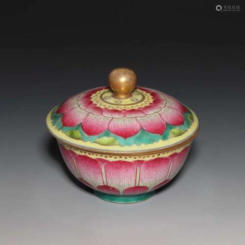 A FAMILLE-ROSE BOWL AND COVER.MARK OF QIANLONG