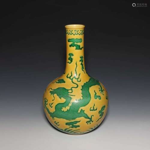 A YELLOW-GROUND GREEN-GLAZED 'DRAGON' VASE.MARK OF JIAQING