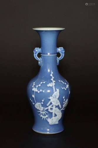 A BLUE-GLAZED VASE.QING DYNASTY