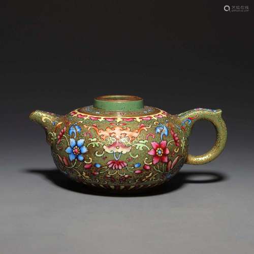 AN ENAMELLED GILT-DECORATED YIXING TEAPOT.QING DYNASTY