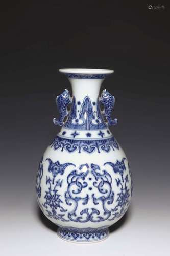 A BLUE AND WHITE VASE.MARK OF QIANLONG