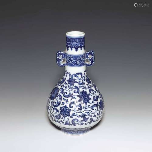 A BLUE AND WHITE VASE.MARK OF QIANLONG